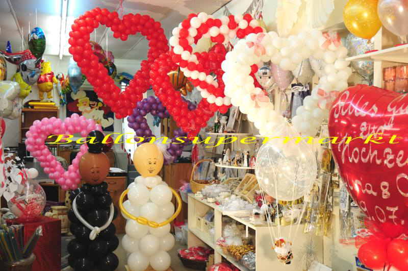 Dekoration-aus-Ballons-Hochzeitsdekoration-im-Ballonsupermarkt