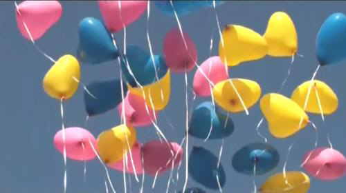Herzluftballons freuen sich auf die Hochzeits-Saison